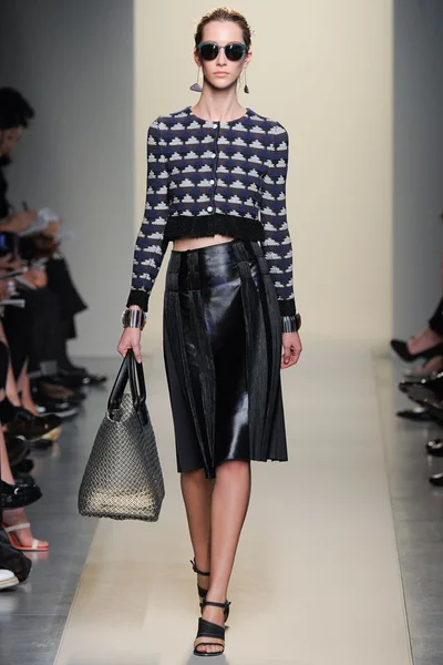 Look 16
